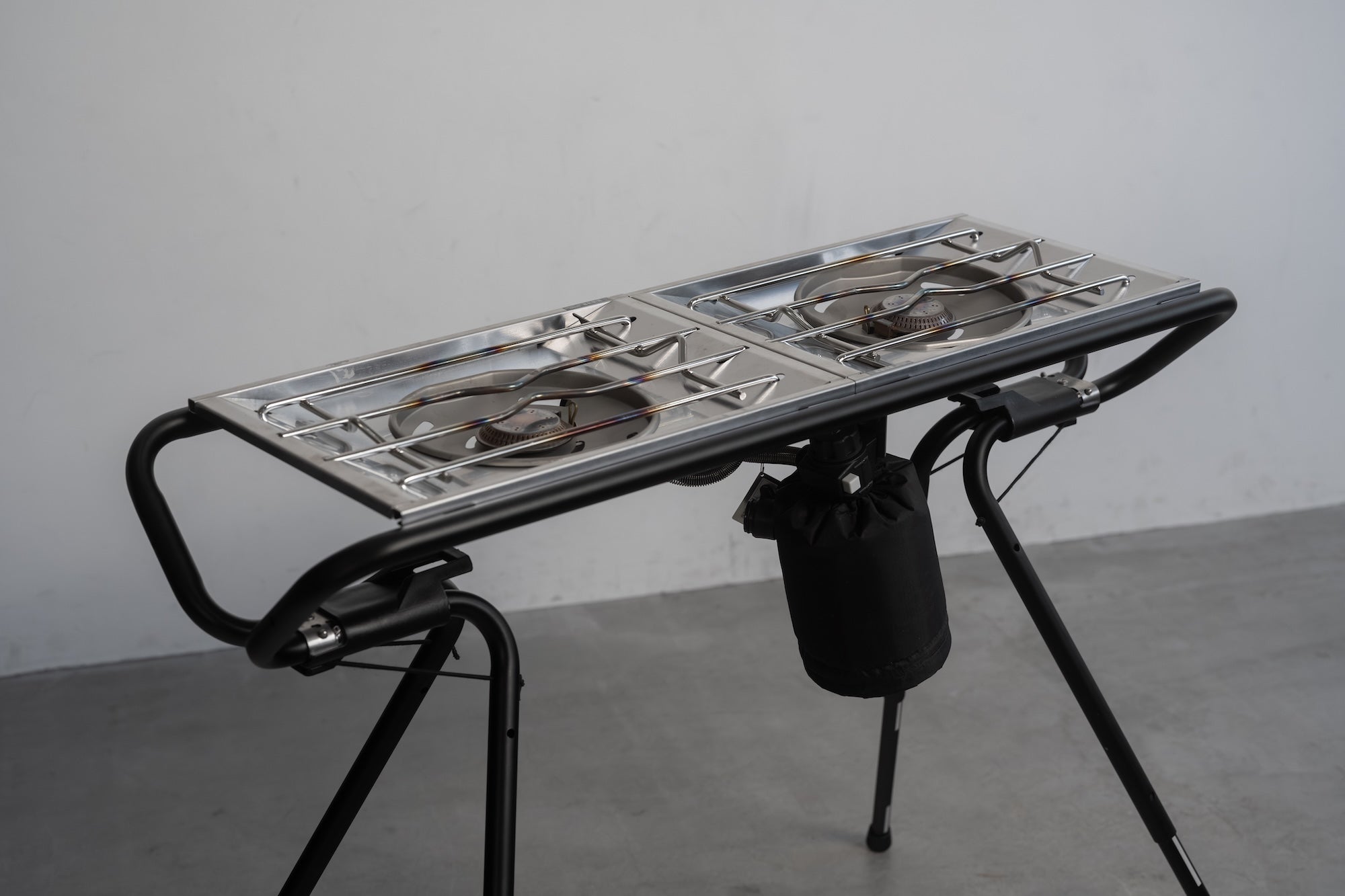 フラットなバーナーが使えるテーブル - TOKYO CRAFTSのキャンプ用品