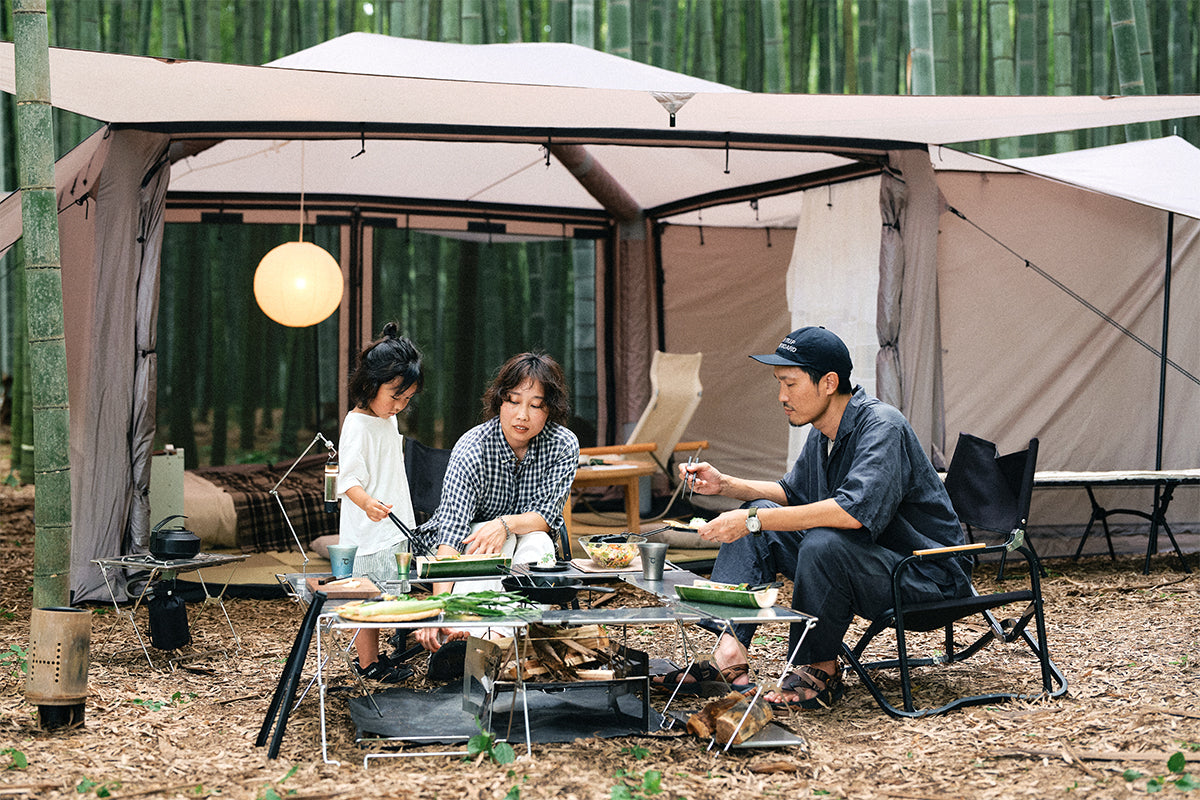 少し離れた場所で、食卓を囲む